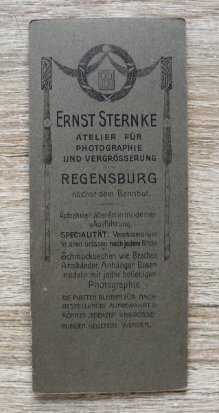 Foto auf Karton / Regensburg / 1900-1910 / Foto Atelier Ernst Sternke / Peterstrasse / Frau Kleid Mode Schmuck Jugendstil
